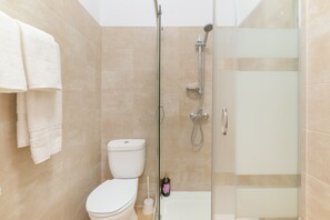 Douche, serviettes fournies