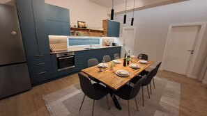 Fridge, oven, stovetop, dishwasher