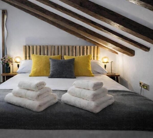 Junior Apartment | Cots/infant beds, free WiFi, bed sheets - Plaza Mayor City Center Apartment (Madrid)