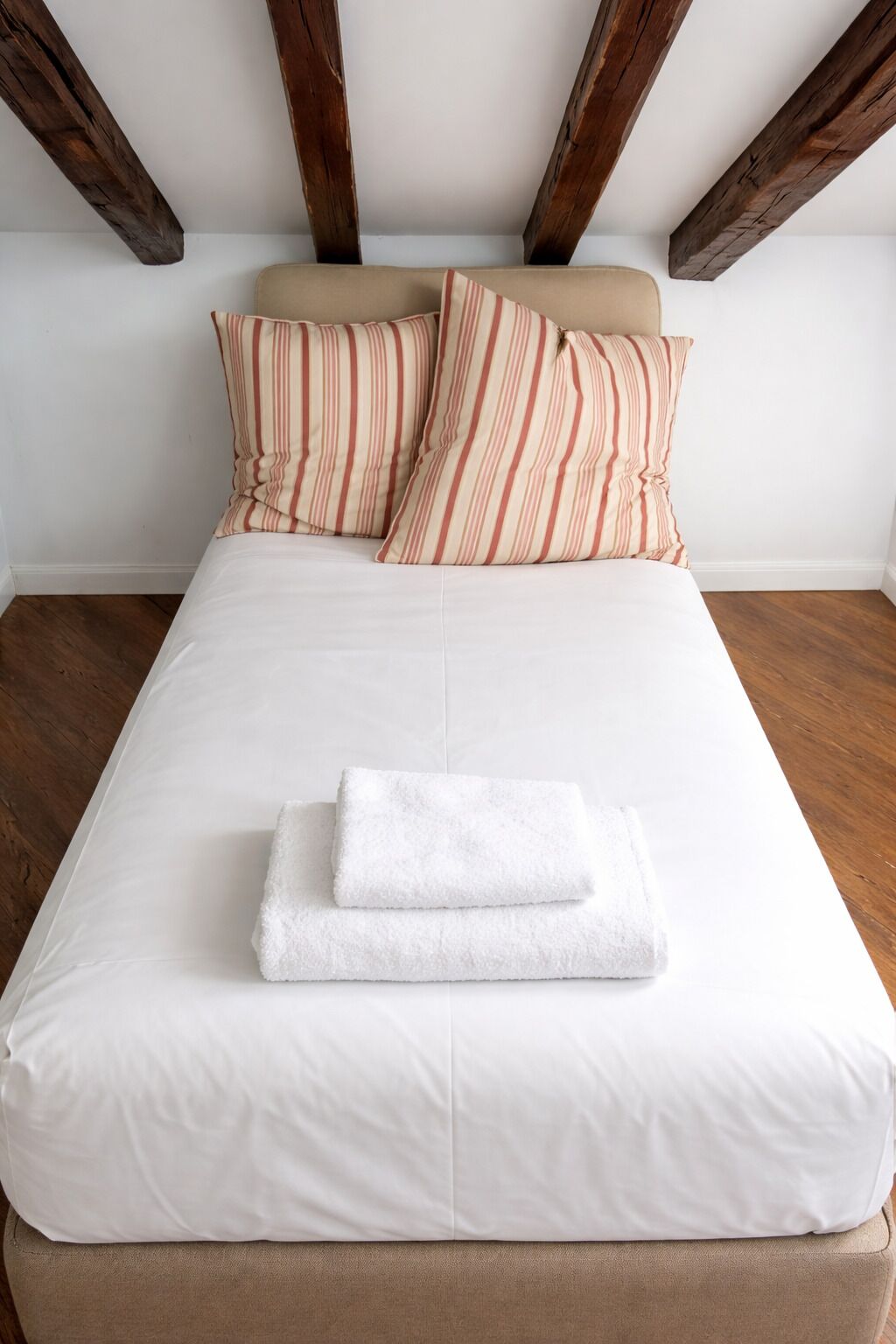 Cunas, wifi gratis y ropa de cama 