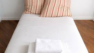 Cunas, wifi gratis y ropa de cama