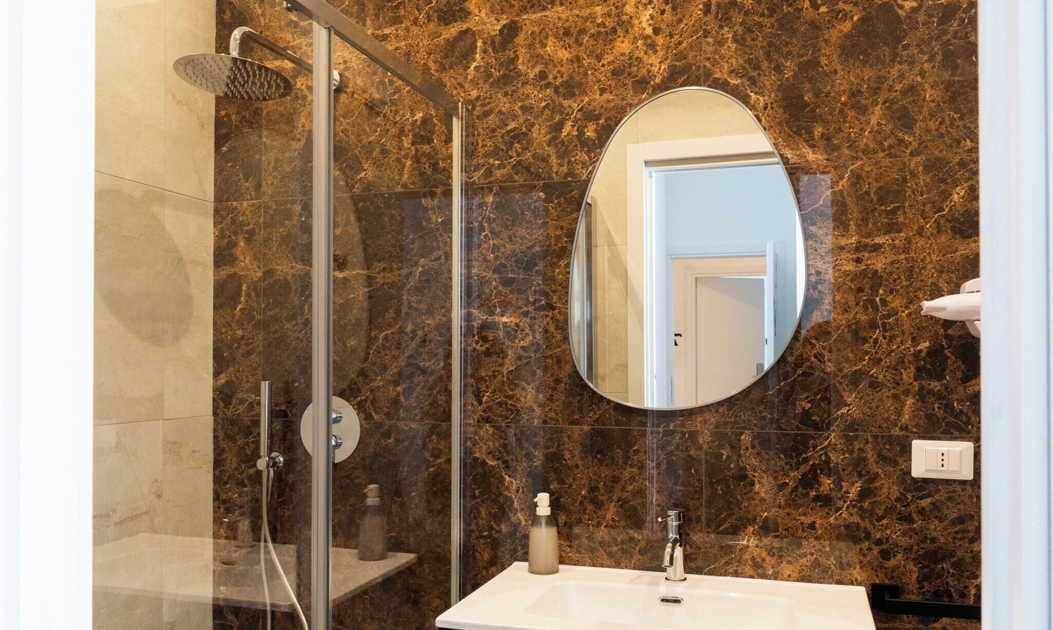 Doppelzimmer | Badezimmer | Dusche, Haartrockner, Handtücher, Seife