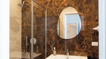 Doppelzimmer | Badezimmer | Dusche, Haartrockner, Handtücher, Seife