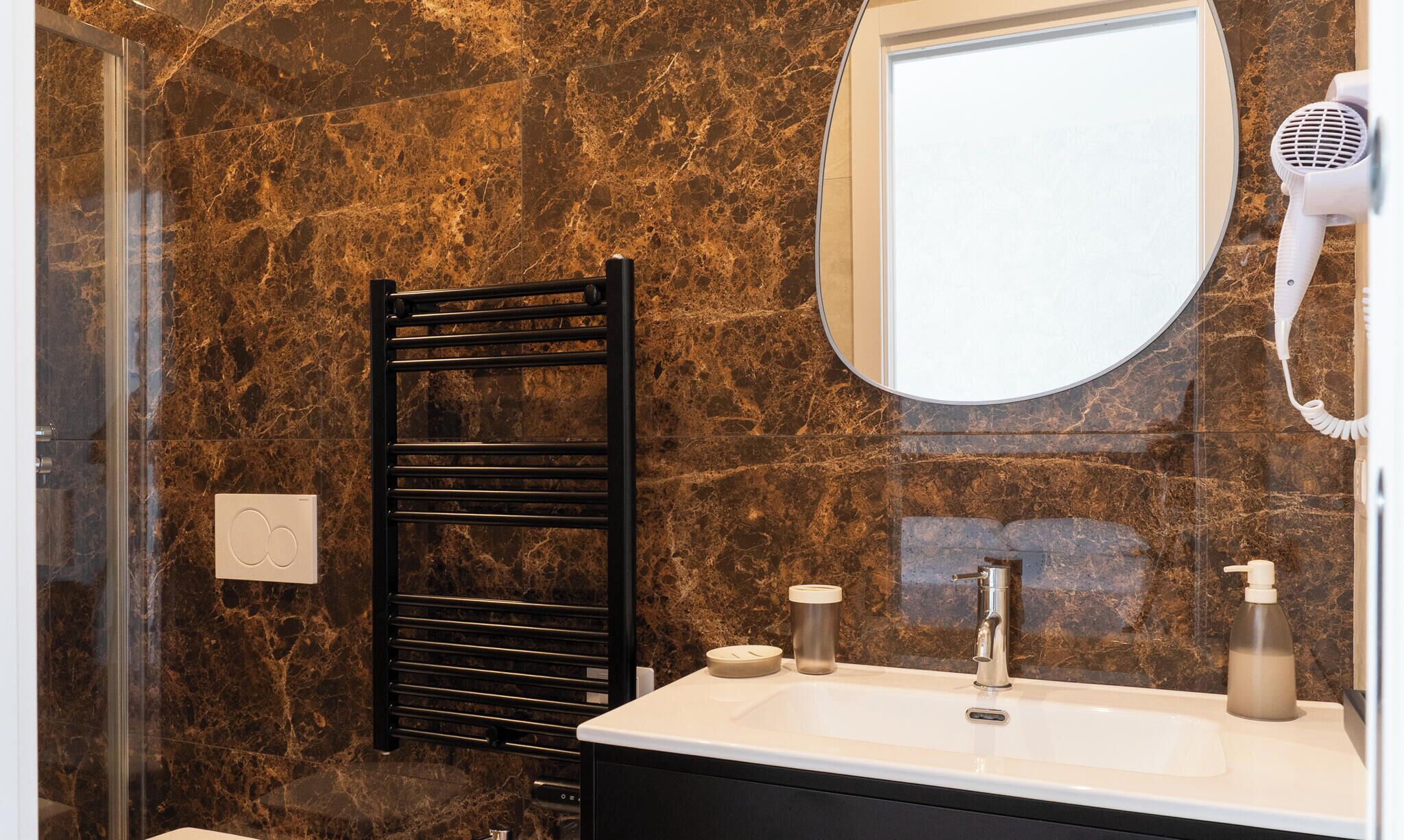 Quarto casal | Banheiro | Chuveiro, secador de cabelo, toalhas de banho, sabonete
