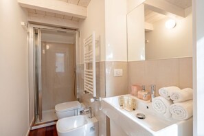 Shower, bidet, towels, shampoo - Ginevra Home - Elegant Historic Retreat in the Heart of Bari (Bari)