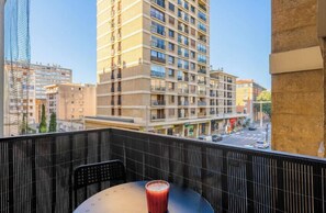 Outdoor dining - Apartment with balcony near the Rotunda (Aix-en-Provence)