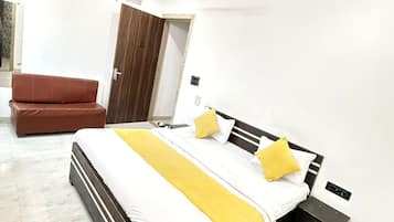 Deluxe Room | Desk, free WiFi
