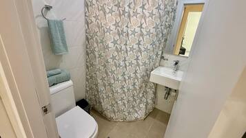 Sèche-cheveux, serviettes fournies, savon, papier toilette