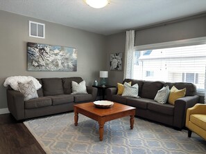 Living area - Historic 4BR Downtown Cedar City : Near SUU, Zion, Bryce & Shakespeare Festival (Cedar City)