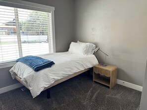 Room - Historic 4BR Downtown Cedar City : Near SUU, Zion, Bryce & Shakespeare Festival (Cedar City)