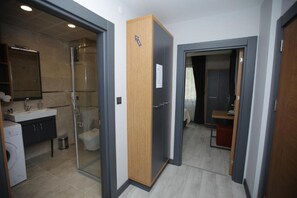 Regadera, secadora de cabello, bidet, toallas 