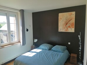 3 室のベッドルーム、デスク、旅行用ベビーベッド、WiFi (無料)