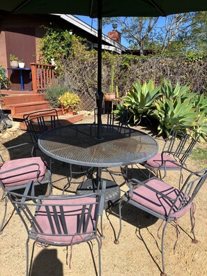 Outdoor dining - Beautiful 3-bedroom house with ranch vibe in a desired location of Santa Barbara (Santa Barbara, California 93105)