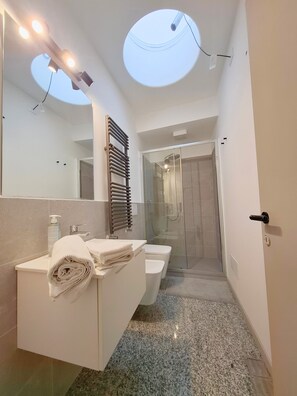 Doppia Premium | Bagno | Doccia, asciugacapelli, pantofole, asciugamani