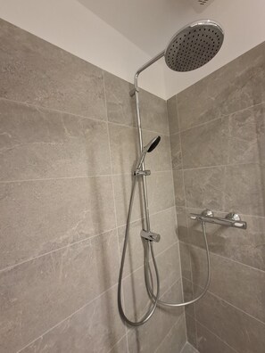 Habitación individual estándar, 1 cama individual, para no fumadores, baño privado | Baño | Regadera, secadora de cabello, pantuflas, toallas 