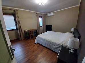 Room - Large master bedroom with private bathroom (Friuli-Venezia Giulia)