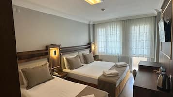 Comfort-Dreibettzimmer, Balkon, Stadtblick | Schreibtisch, laptopgeeigneter Arbeitsplatz, kostenloses WLAN