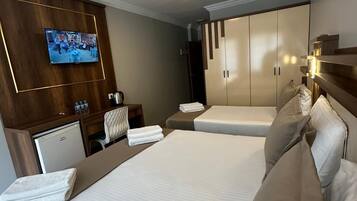 Comfort-Dreibettzimmer, Balkon, Stadtblick | Schreibtisch, laptopgeeigneter Arbeitsplatz, kostenloses WLAN