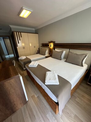 Comfort-Dreibettzimmer, Balkon, Stadtblick | Schreibtisch, laptopgeeigneter Arbeitsplatz, kostenloses WLAN