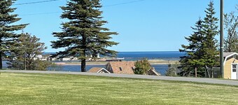 Two bedroom bay view North Shore bungalow 10 minutes to Cavendish sleeps 6.