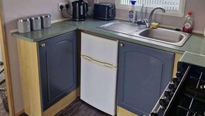 Private kitchen - Cabin Sleeps 6 With Wifi (Skegness)