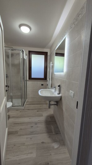 Haartrockner, Handtücher, Toilettenpapier