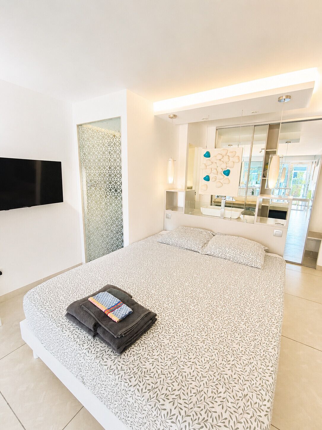 Tabla de planchar con plancha, wifi y ropa de cama 
