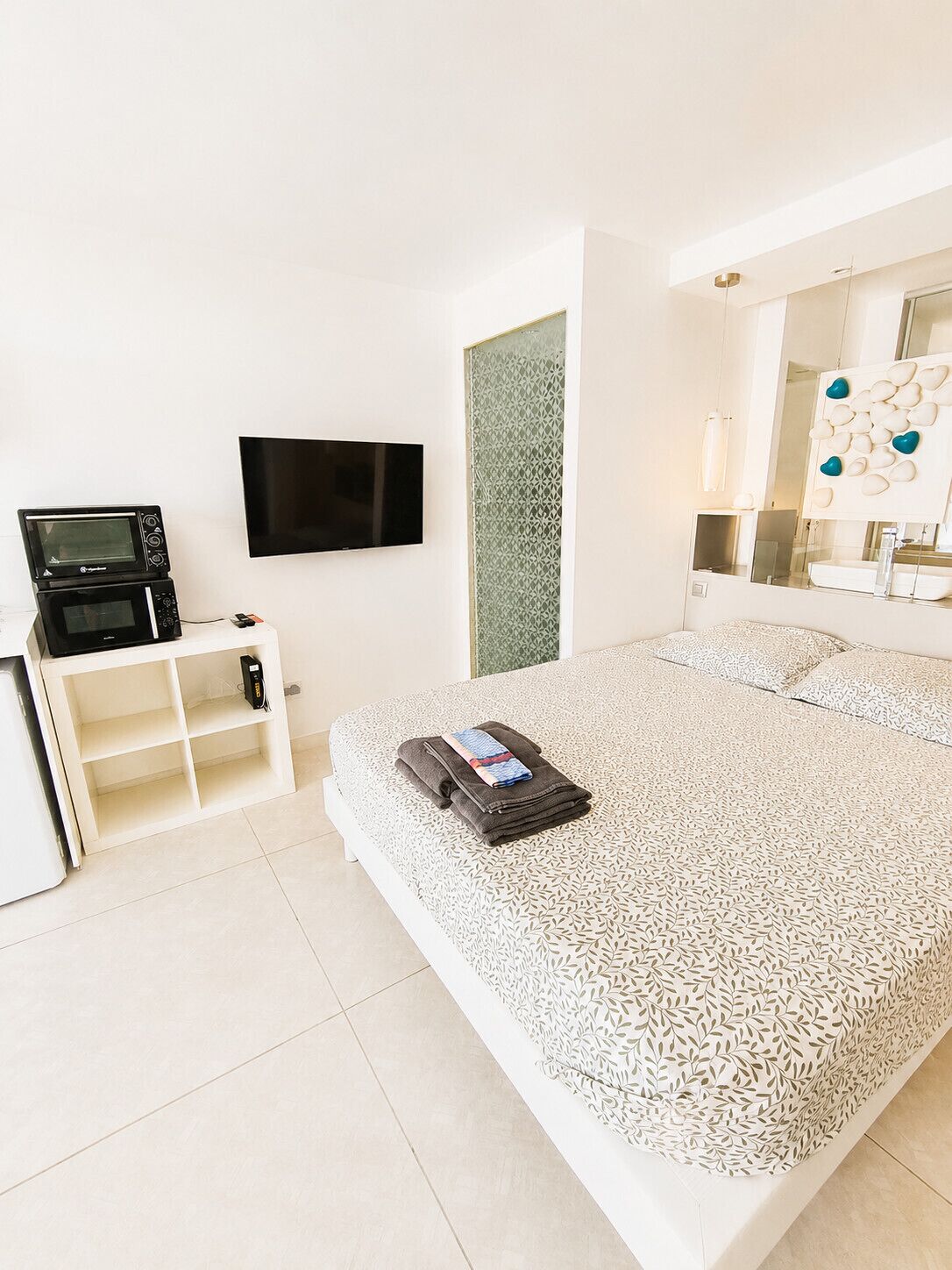 Tabla de planchar con plancha, wifi, ropa de cama