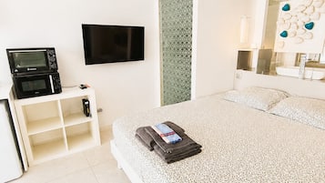 Tabla de planchar con plancha, wifi, ropa de cama