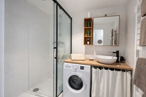 Dusche, Haartrockner, Handtücher
