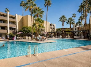 A swimming pool with lounge chairs and palm trees. - Beautiful 1 Bedroom Sun Lit Scottsdale Condo Welcome To Old Town Scottsdale (Scottsdale)