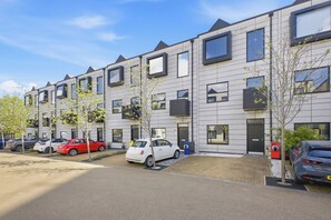 Exterior - Spacious | Free Parking | Home Gym in Manchester - Pass the Keys (Salford)