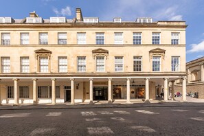 Exterior - Spacious and Stylish City Centre Flat - Pass the Keys (Bath)