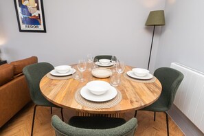 Dining - Spacious and Stylish City Centre Flat - Pass the Keys (Bath)