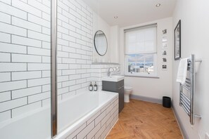 Bathroom - Spacious and Stylish City Centre Flat - Pass the Keys (Bath)