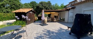 Outdoor dining - Vrbo Property (SAINT-MARTIN-D'ARDECHE)