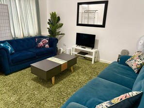 Living area - Dukinfield Home | Parking | Contractors | Families (Dukinfield)