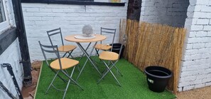 Outdoor dining - Dukinfield Home | Parking | Contractors | Families (Dukinfield)