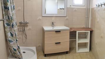 Douche, serviettes fournies