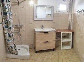 Een douche, handdoeken
