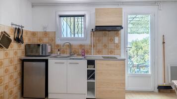Frigorífico, horno, placa de cocina y cafetera o tetera