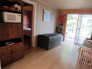 WiFi - Cozy, peaceful cottage on quiet lake.  Relax and unwind with a 180 lake view. (Arden)