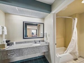 Hair dryer, towels, soap, shampoo - Hotel Blue Baytown TX (Baytown)