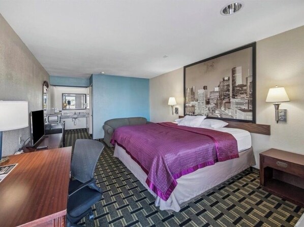 Desk, laptop workspace, iron/ironing board, free WiFi - Hotel Blue Baytown TX (Baytown)