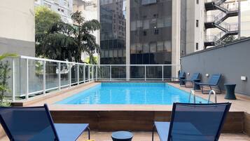 Una piscina al aire libre