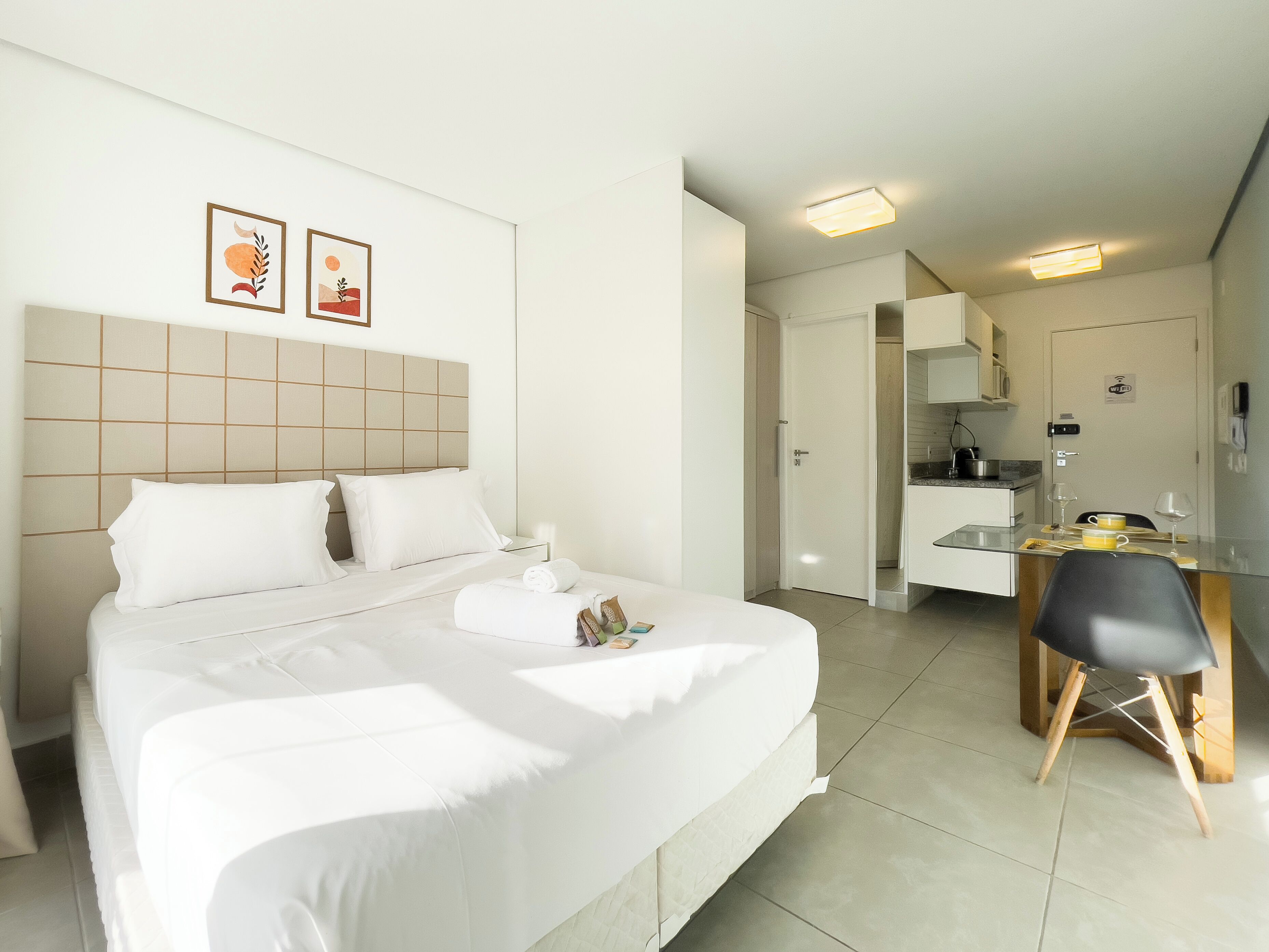 Cortinas blackout, tabla de planchar con plancha y wifi gratis 