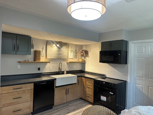Nice 2-bedroom in charming Smithville near Lake. Onsite boat parking available.