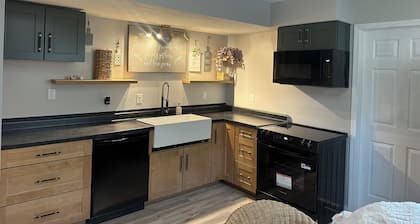 Nice 2-bedroom in charming Smithville near Lake. Onsite boat parking available.