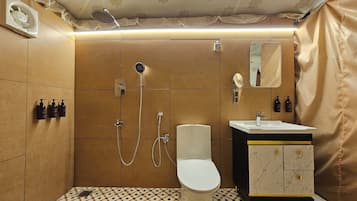 Premium dubbelrum - balkong - utsikt mot trädgården | Badrum | Dusch, gratis toalettartiklar, hårtork och tofflor