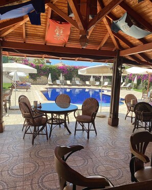 Seasonal outdoor pool, pool umbrellas, pool loungers - HIGH VIEW HOTEL (Fethiye)